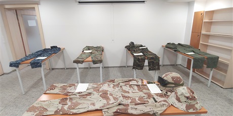 Powiększ grafikę: Na zdjęciu widać 5 stołów, na których leżą mundury armii amerykańskiej.