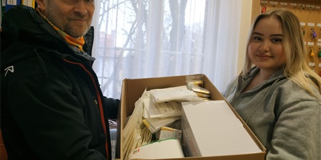 Powiększ grafikę: Zaangażowana w zbieranie pieniędzy Julia Litwiniuk przekazuje zakupione rzeczy Michałowi Wojciechowiczowi, wolontariuszowi,  który zawiezie je do granicy, a stamtąd do Kijowa