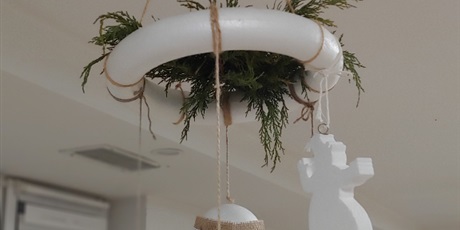 Powiększ grafikę: Na zdjęciu zawieszone pod sufitem świąteczne wieńce 