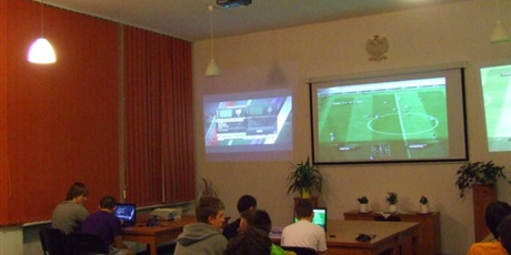 Powiększ grafikę: Wychowankowie rozgrywają wirtualne mecze w Fifie. Reszta obserwuje starcie dzięki obrazowi wyświetlanemu z rzutnika.