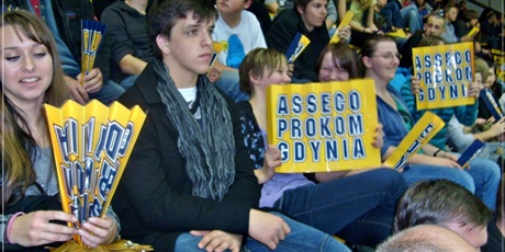 Powiększ grafikę: Wychowankowie wśród zgormadzonych  na widowni widzów. W rękach mają transparenty Aseco Prokom Gdynia.