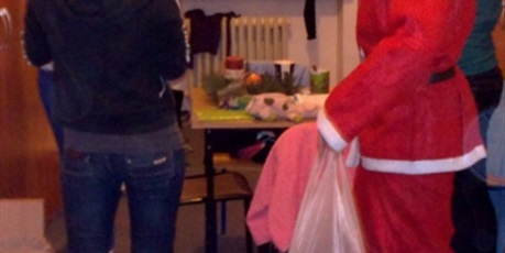 Powiększ grafikę: Mikołaj wraz ze Śnieżynką odwiedza pokój wychowanków