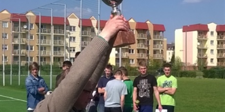 Powiększ grafikę: Wychowawca Bursy Gdańskiej trzyma nad głową zwycięski puchar z zawodów.  