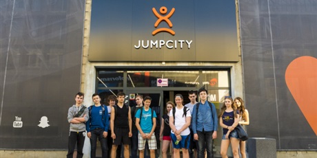 Powiększ grafikę: Dwunastu wychowanków pozuję przed wejściem do Jumpcity