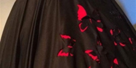 Powiększ grafikę: Czarna sukienka w czerwono-czarne motyle u dołu z prawej strony