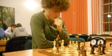 Powiększ grafikę: Zamyślony szachista myśli nad kolejnym ruchem.